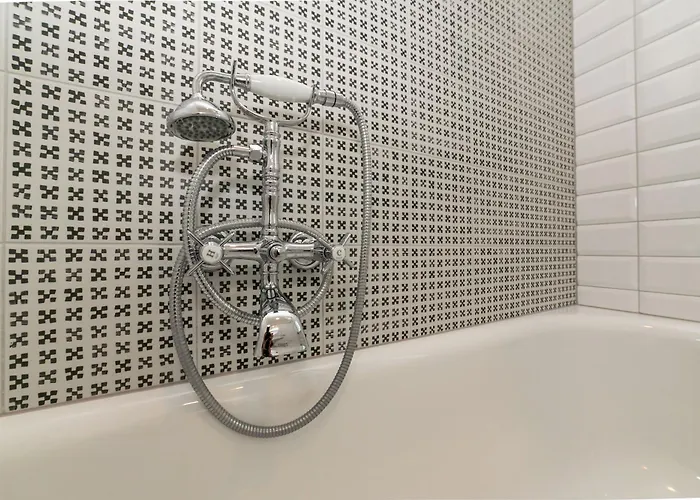 New 1 - Self Check In, Free Parking *